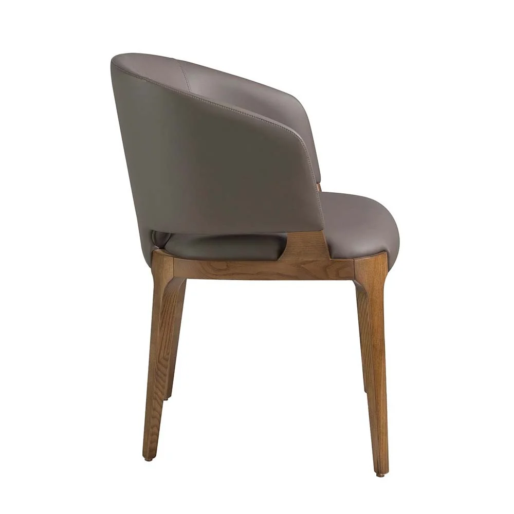 Angel Cerda sedia 4108 con braccioli, gambe noce e rivestita in similpelle