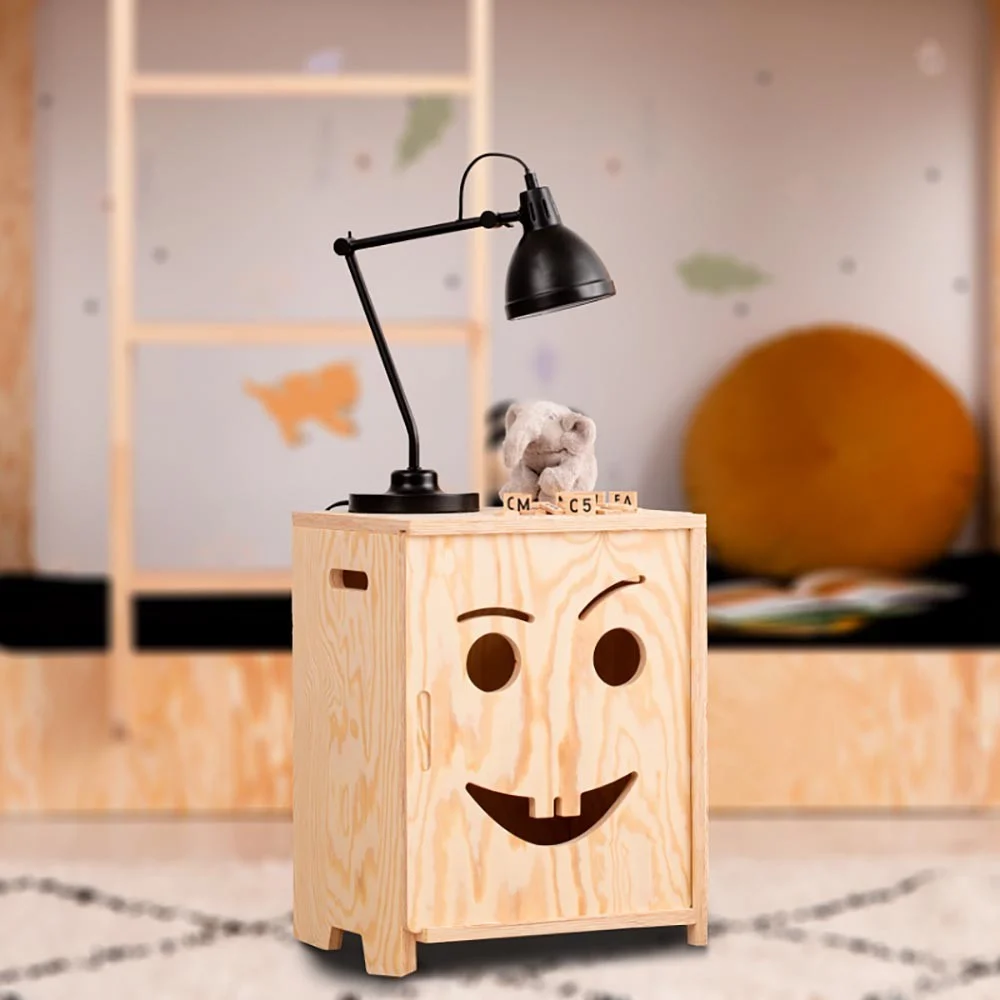 Comodino in legno di pino in varie animazioni