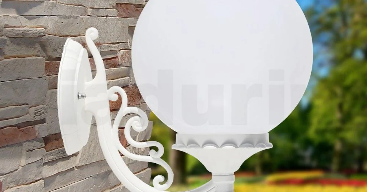 Applique da Giardino in Alluminio Bianco con Sfera Opale - Trovabianco