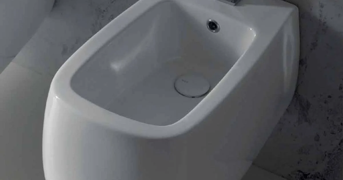 Bidet sospeso di design in ceramica bianco Gaiola, fatto in Italia