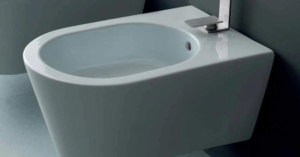 Bidet sospeso in ceramica di design Sun Round 57x37cm, made in Italy