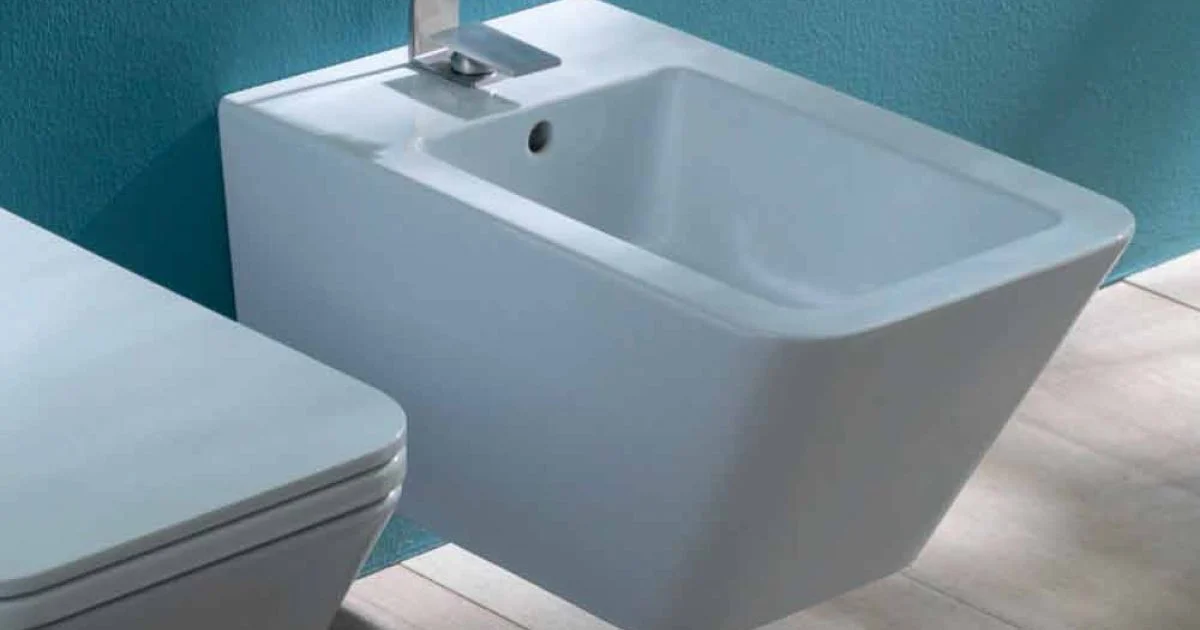 Bidet sospeso in ceramica di design Sun Square 55x35cm, made in Italy