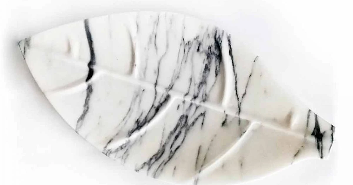 Centrotavola in Marmo Arabescato dalla Forma a Foglia Made in Italy - Treviso