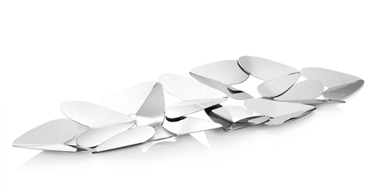 Centrotavola Lineare con Cuori in Metallo Argentato Design Elegante - Arlan