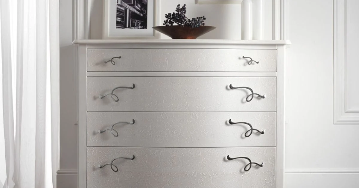 Comò in Legno Bianco Perla a Rilievo con Maniglie Cromate Made in Italy - Berlino