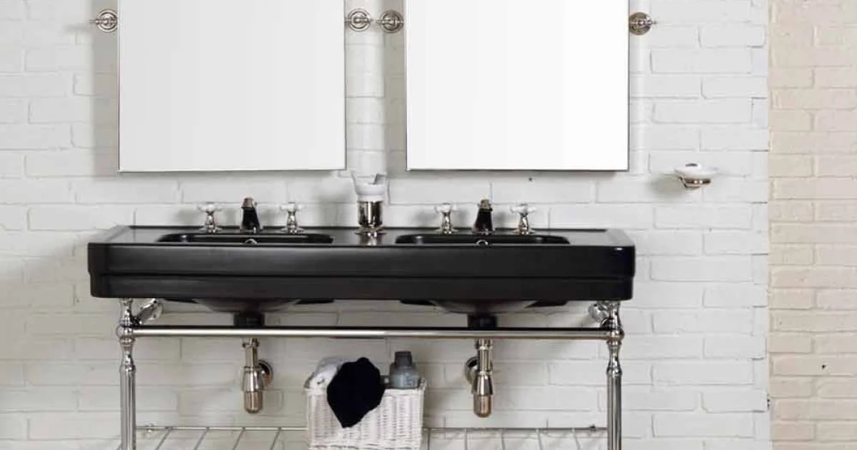 Composizione bagno vintage con consolle nera doppia su struttura Double