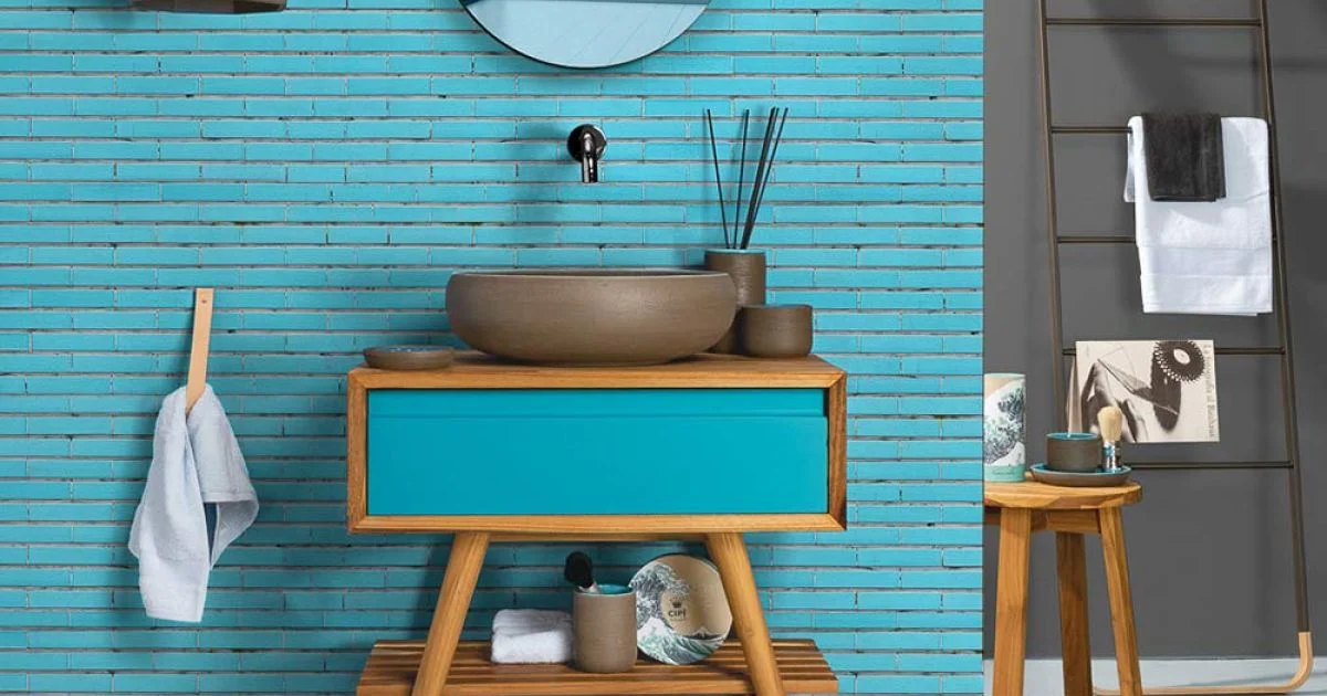 Composizione Arredo Bagno Incluso di Accessori con Dettagli Blu - Carolie