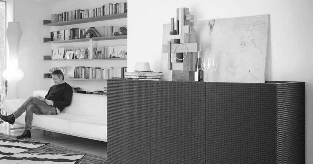Credenza design moderno nera con 2 ante e cassettone estraibile Flora
