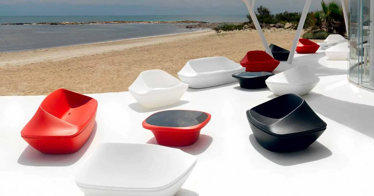 Divano da esterno di design Ufo by Vondom in resina di politilene