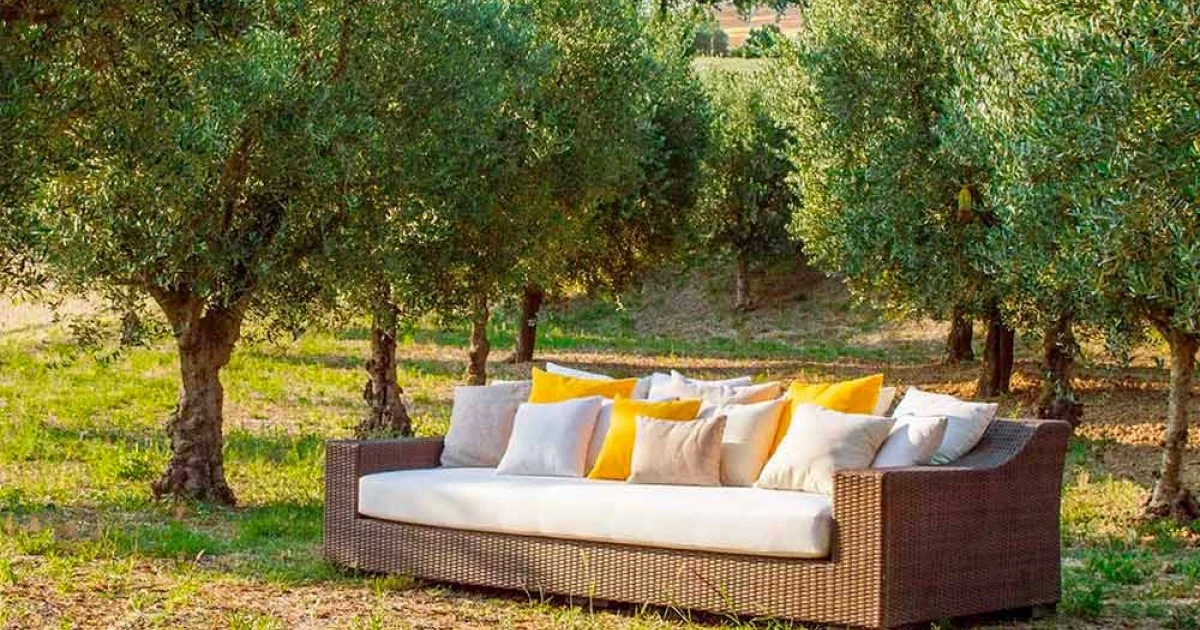 Divano da giardino intrecciato a mano in polietilene caffè Joe