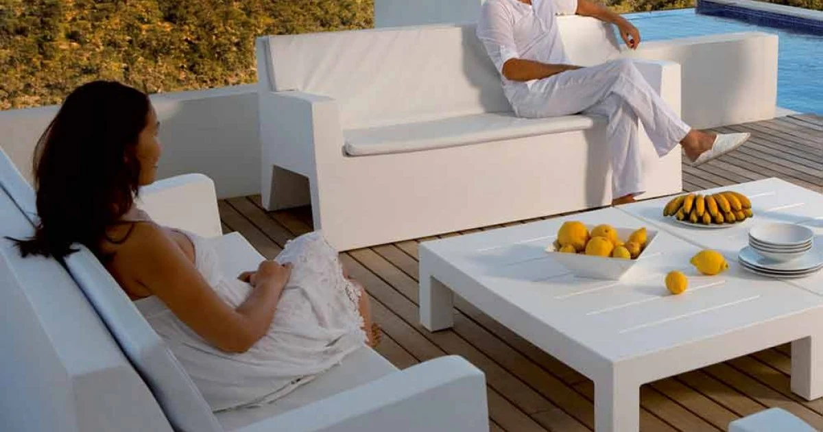 Divano da giardino Jut by Vondom, in resina di polietilene, di design
