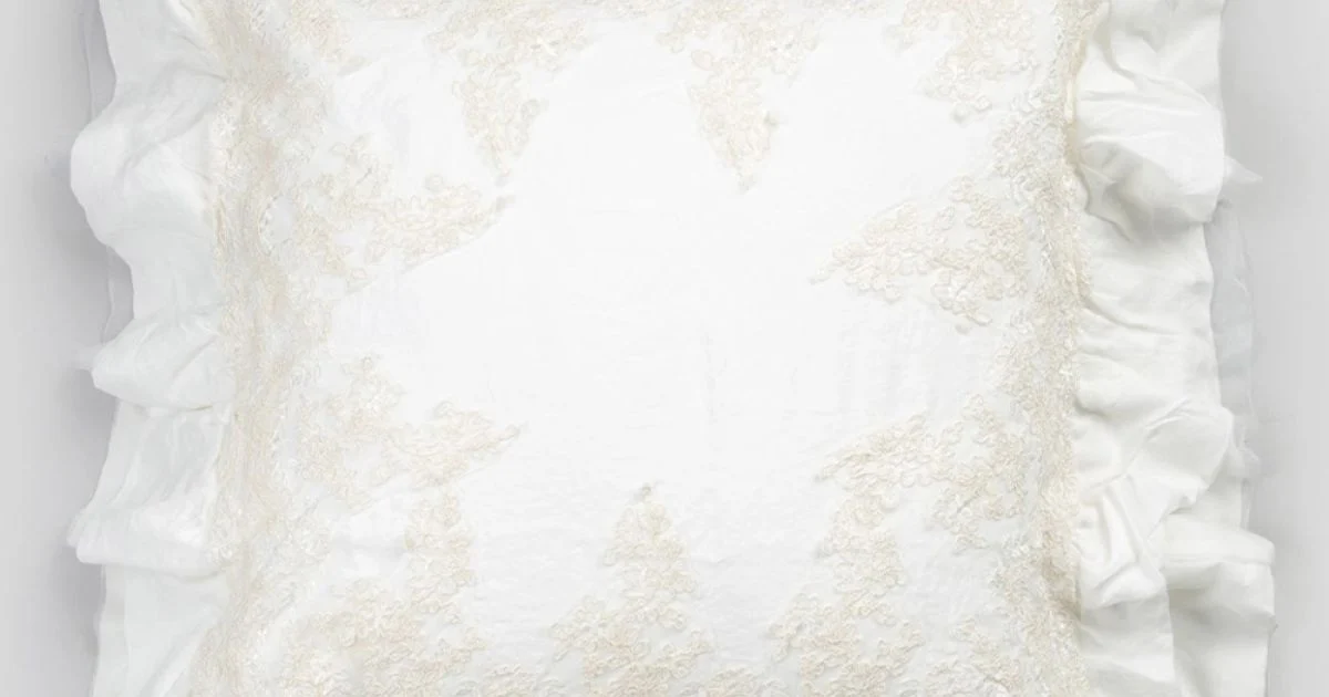 Federa Quadrata in Lino Bianco con Pizzo di Decoro sui Bordi e Balze - Priscilla