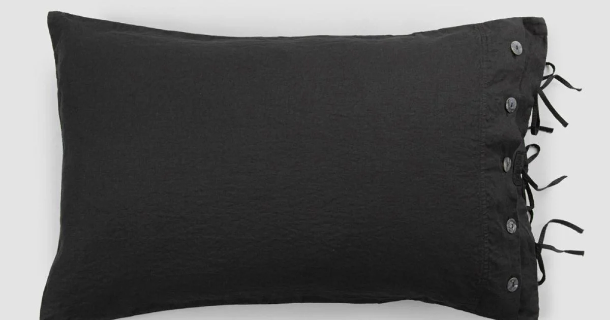 Federa Rettangolare da Letto in Lino Bianco o Nero Bottoni e Laccetti - Agora