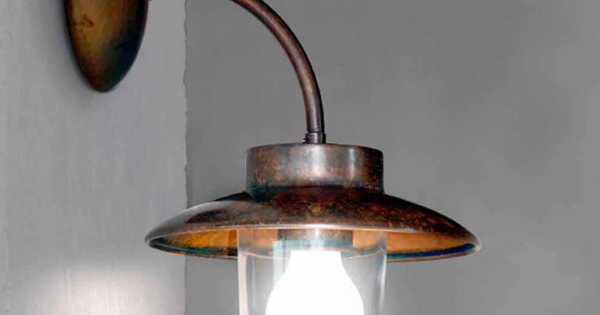 Lampada a parete La Traviata di Aldo Bernardi in rame, vetro, ottone anticato