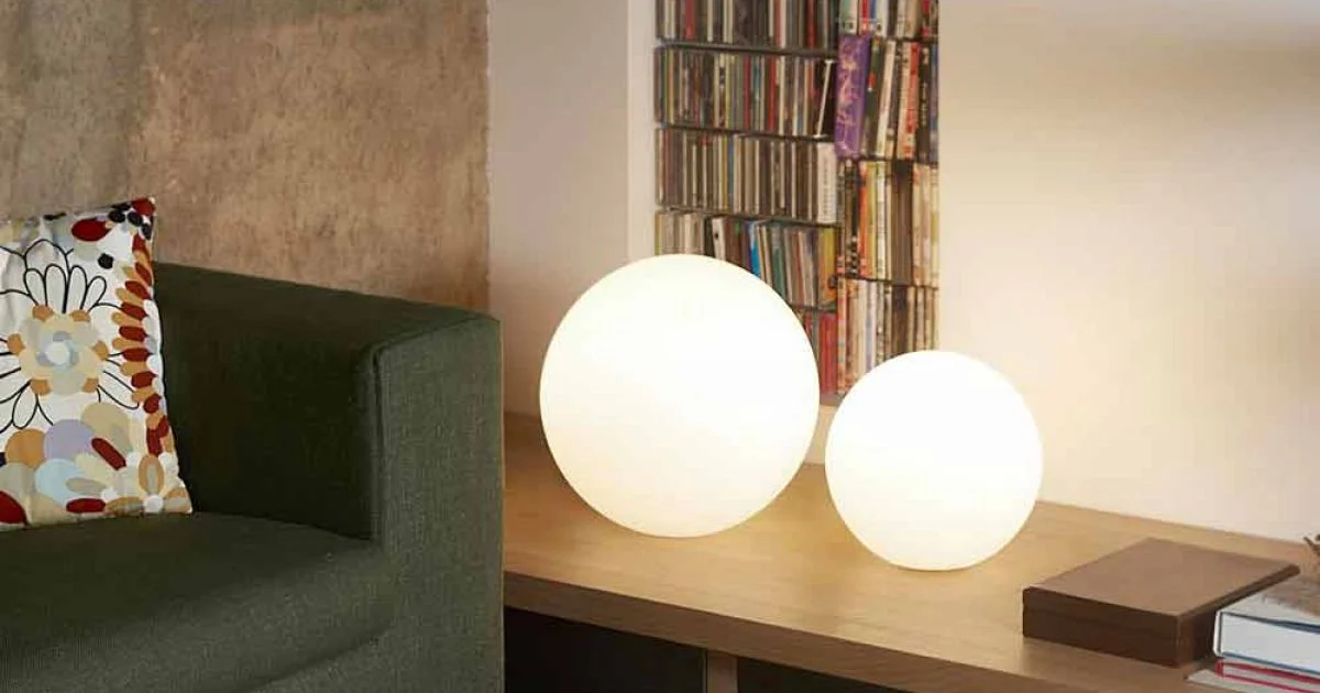 Lampada a sfera moderna da terra/tavolo Slide Globo, fatta in Italia