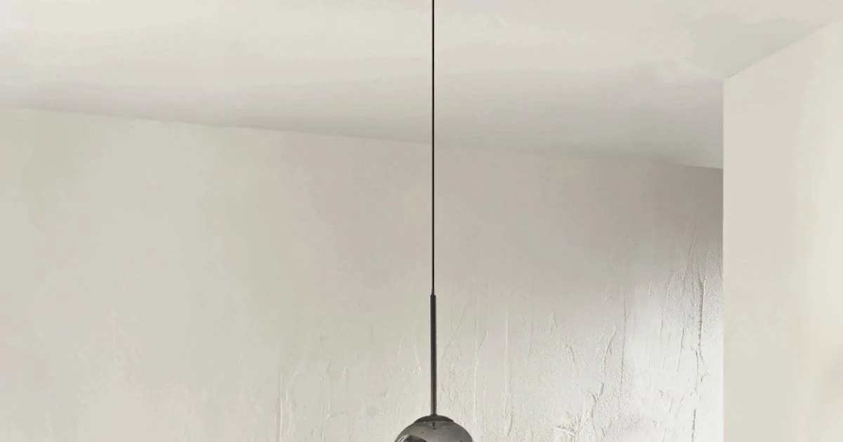 Lampada a Sospensione in Metallo Verniciato e Vetro Soffiato - Ailanto