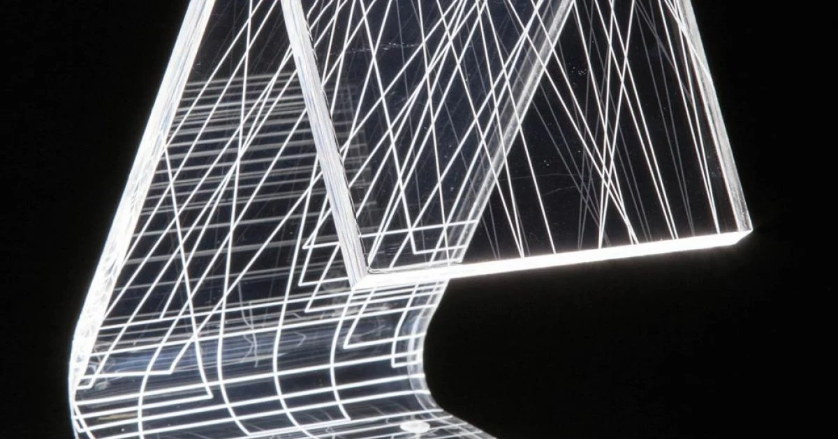 Lampada da Tavolo Led Cristallo Acrilico Piegato Decoro a Laser - Possett