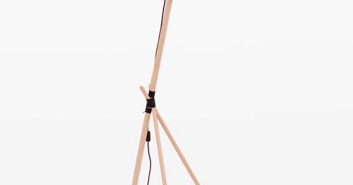 Lampada da Terra di Design in Legno di Faggio e Metallo Laccato - Avetta
