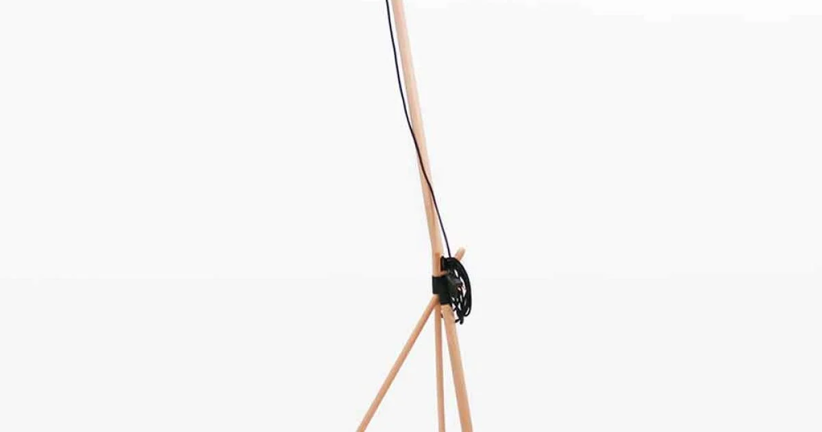 Lampada da Terra in Legno e Metallo con Dettagli in Pelle Vegana - Avetta