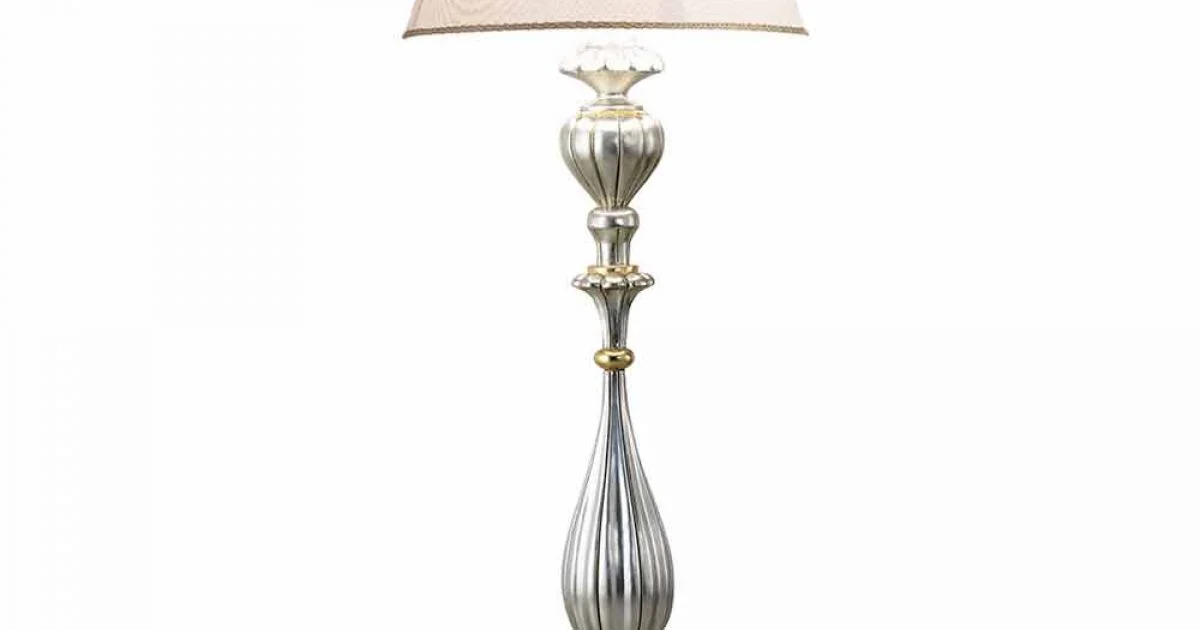 Lampada da terra in legno prodotta a mano in italia Rocco