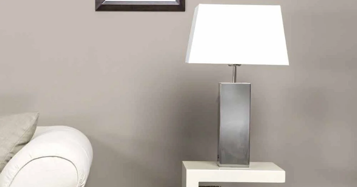 Lampada di design moderno da tavolo in acciaio e paralume bianco Renna