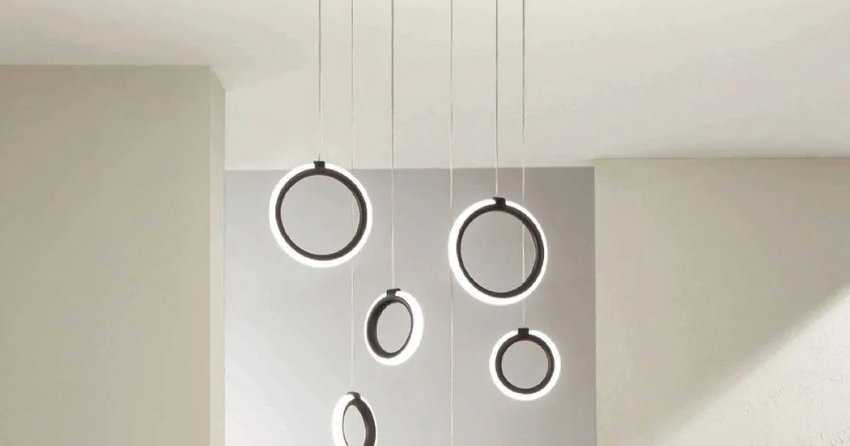 Lampadario Appeso in Metallo Verniciato Nero con 6 Luci LED - Cedro