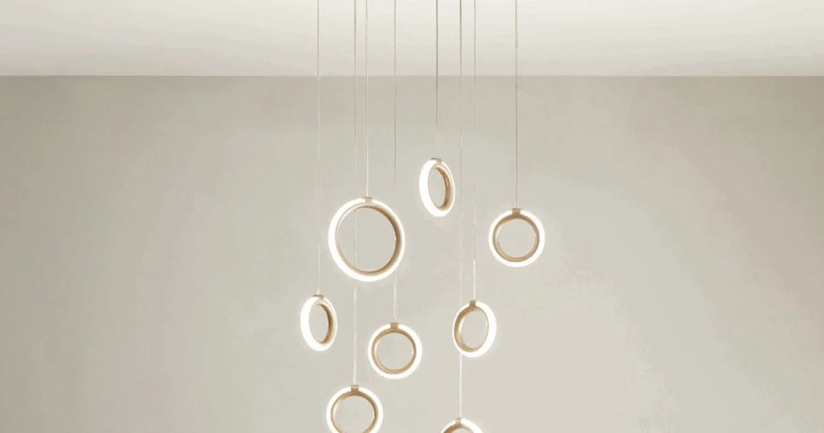 Lampadario Appeso in Metallo Verniciato Oro con 8 Luci LED - Cedro