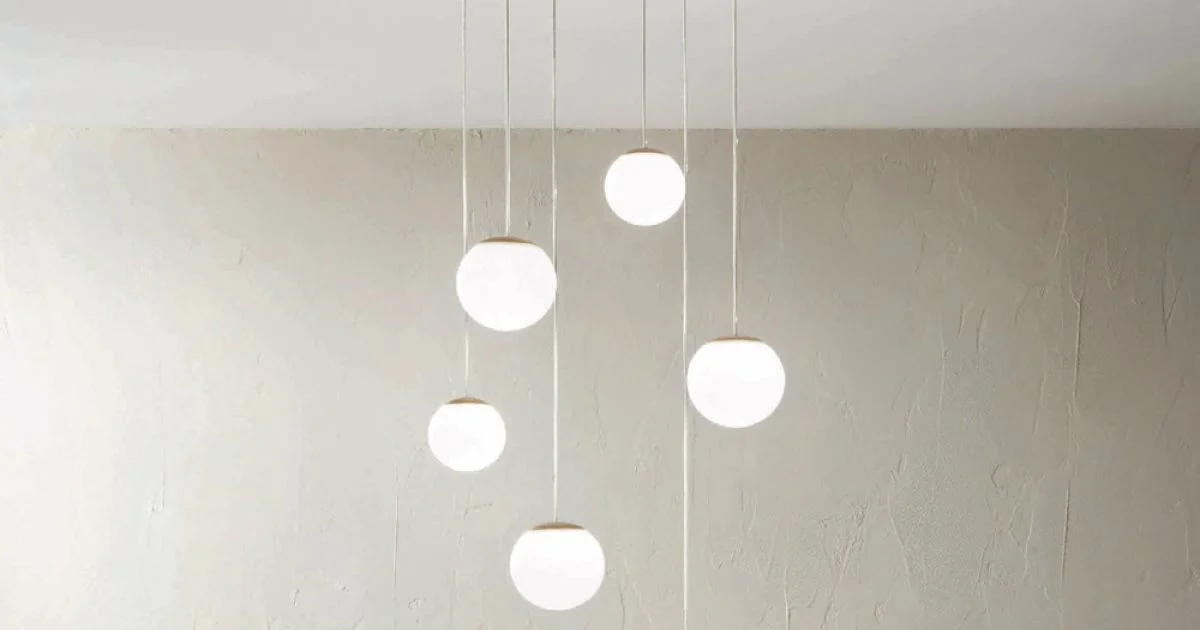 Lampadario con 6 LED Coperti da Vetro Opzionale e Base in Metallo - Faggio