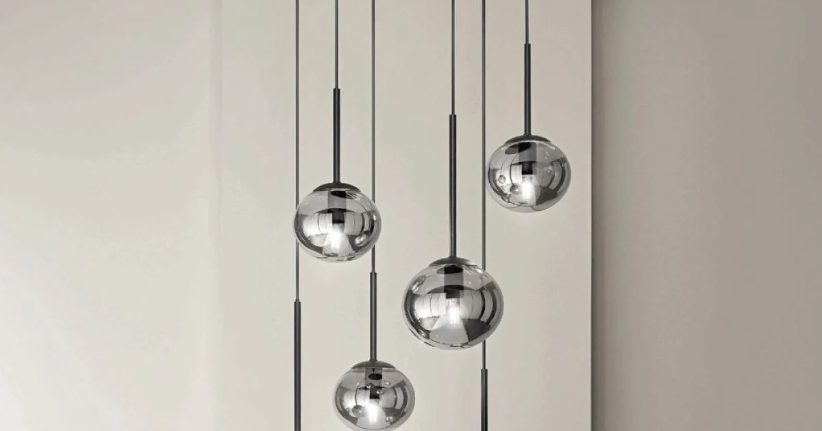 Lampadario con 6 LED in Metallo Verniciato Color Nero e Vetro Soffiato - Ailanto