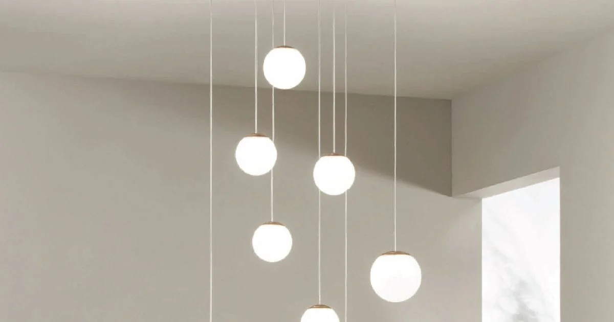 Lampadario con 8 LED Coperti da Vetro Colorato Opzionale e Base in Metallo - Faggio
