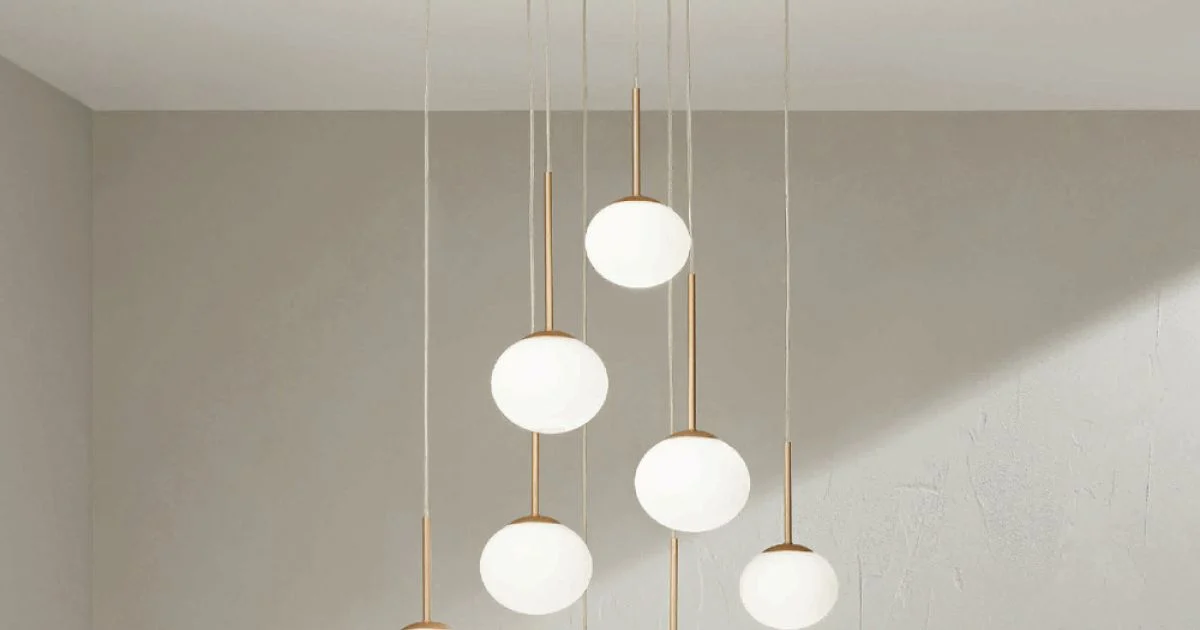 Lampadario con 8 LED in Metallo Verniciato Color Oro e Vetro Soffiato - Ailanto