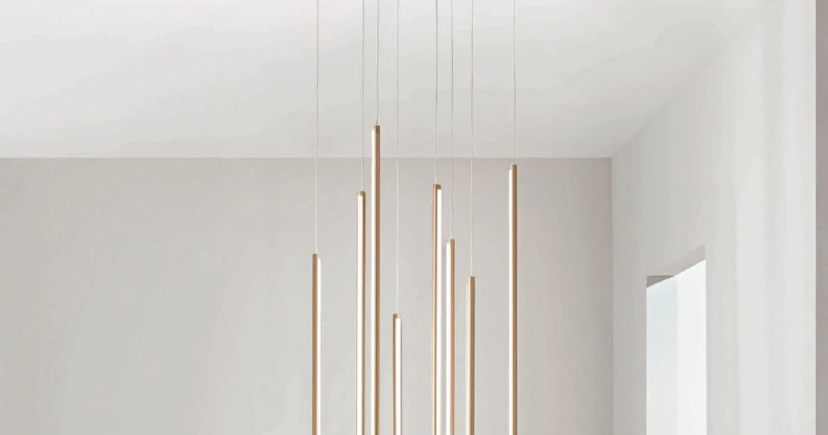 Lampadario con 8 Luci LED in Metallo Verniciato Oro e Cavetti Regolabili - Arancio