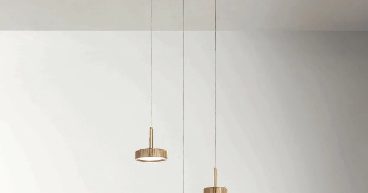 Lampadario con Base Rotonda in Metallo Verniciato Color Oro e Luce LED - Carpino