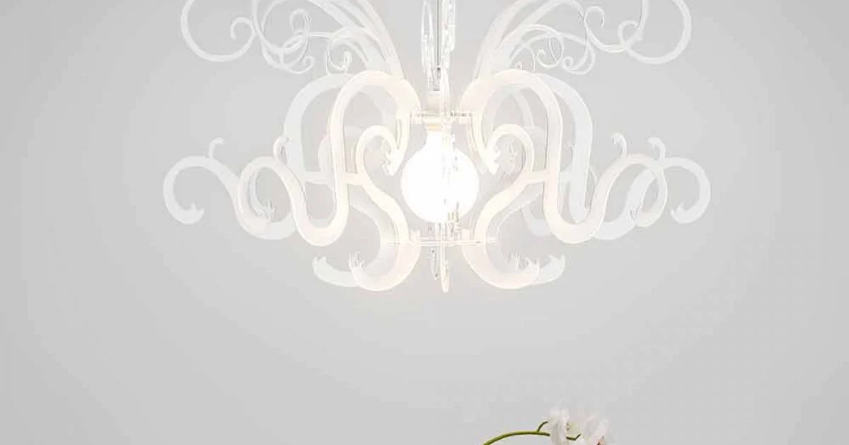 Lampadario di moderno design in plexiglass prodotto in Italia, Malito