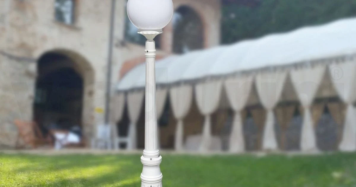 Lampione Alto 145 cm in Acrilico e Alluminio Bianco Made in Italy - Trovabianco