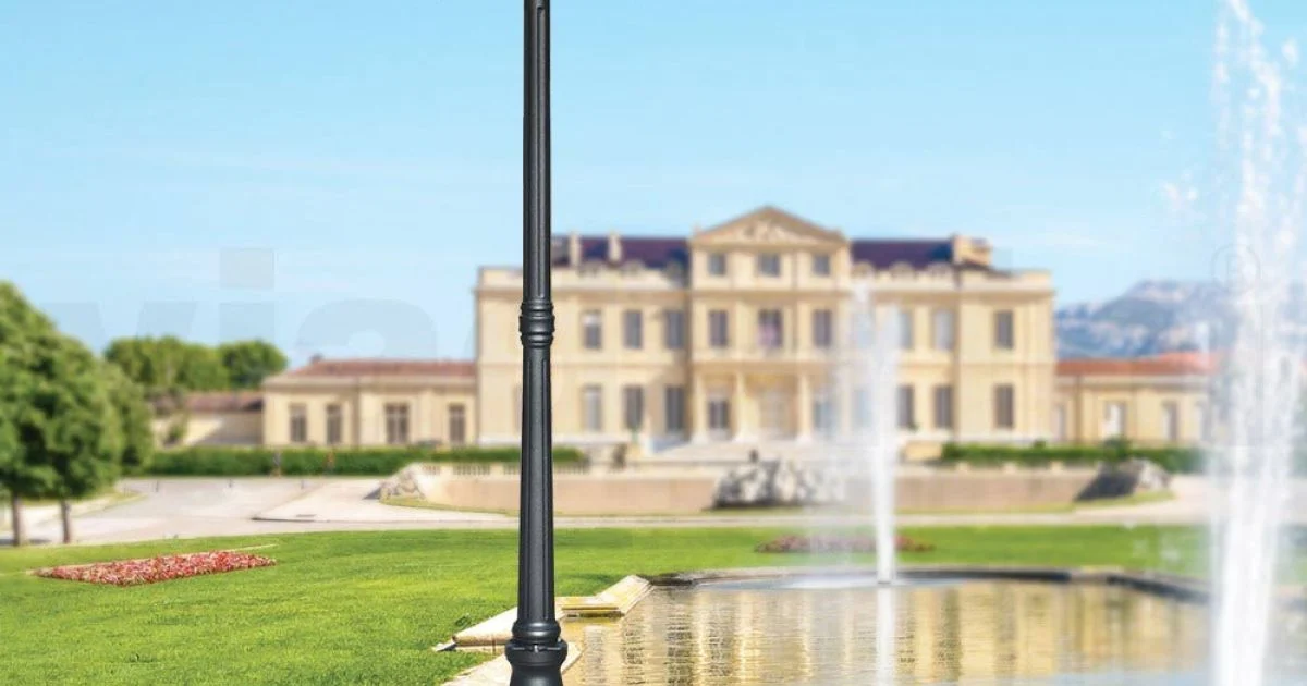 Lampione Alto 208 cm da Giardino in Alluminio Antracite e Vetro Sabbiato - Elric