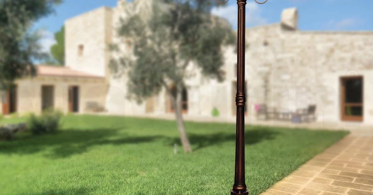 Lampione Alto 221 cm da Giardino in Vetro e 5 Finiture di Alluminio - Pinako