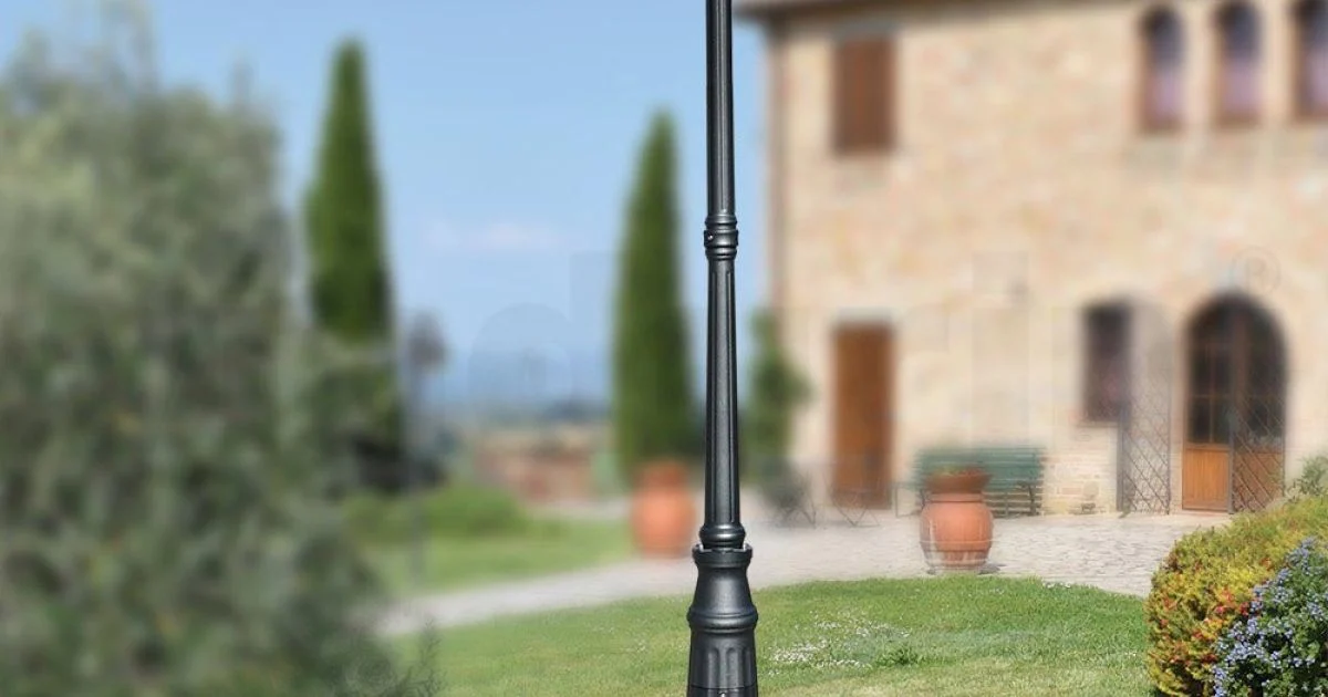 Lampione Alto 238 cm da Giardino in Alluminio Antracite e Vetro Sabbiato - Elric