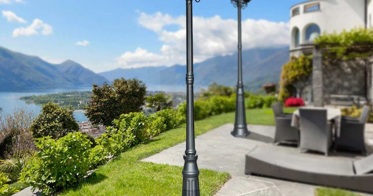 Lampione Alto 249 cm da Giardino in Alluminio Antracite e Vetro Sabbiato - Elric