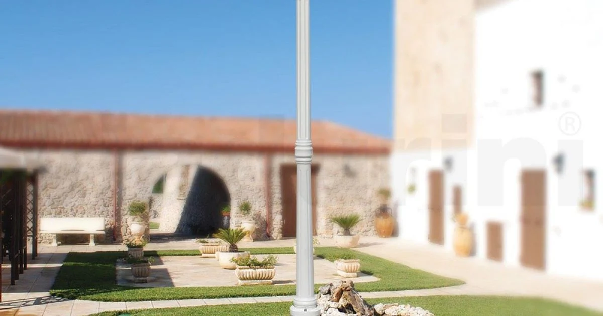 Lampione Alto per Esterno Vintage in Alluminio Bianco Made in Italy - Terella