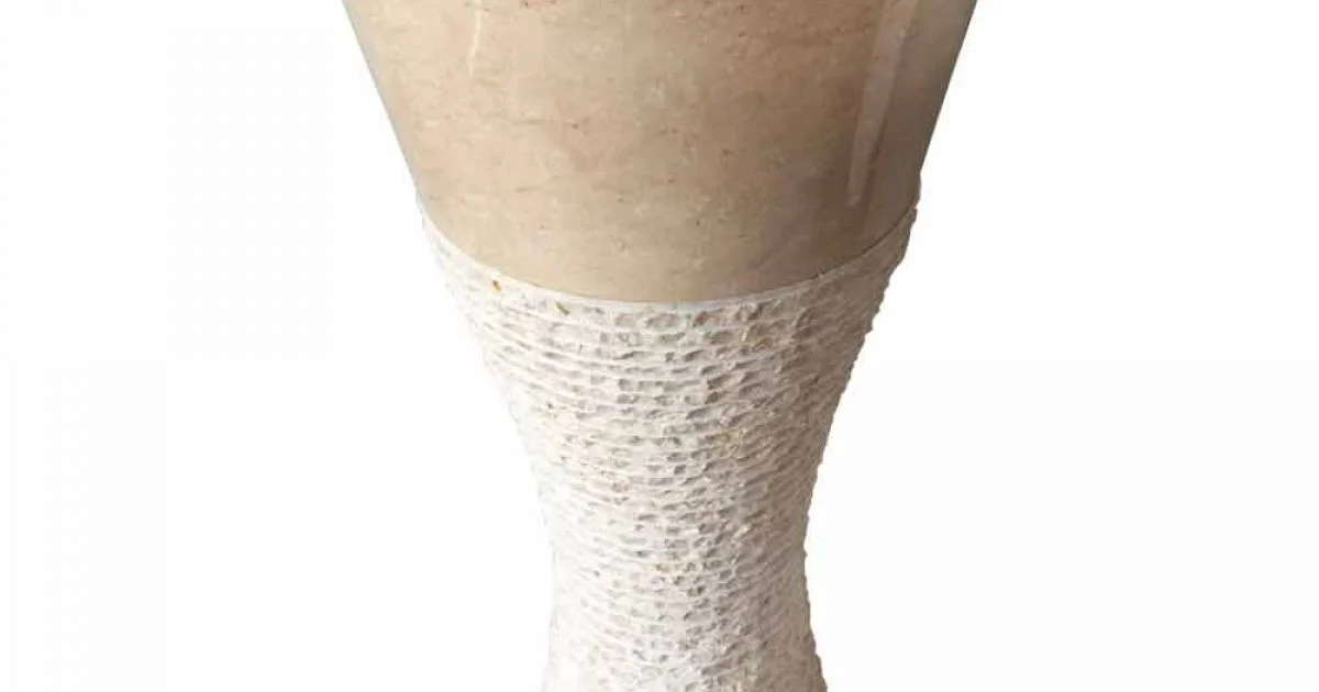 Lavabo a colonna bianco in pietra naturale Iris, pezzo unico di design