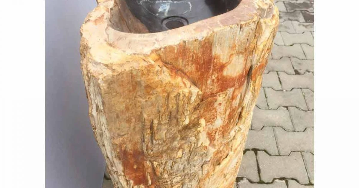Lavabo a colonna di design in legno pietrificato Ley, fatto a mano