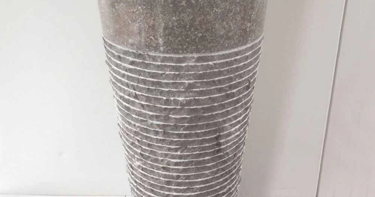 Lavabo conico a colonna in pietra naturale Iga, pezzo unico di design