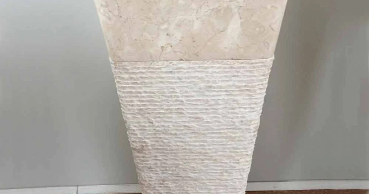 Lavabo in pietra naturale a colonna Robin, bianco pezzo unico