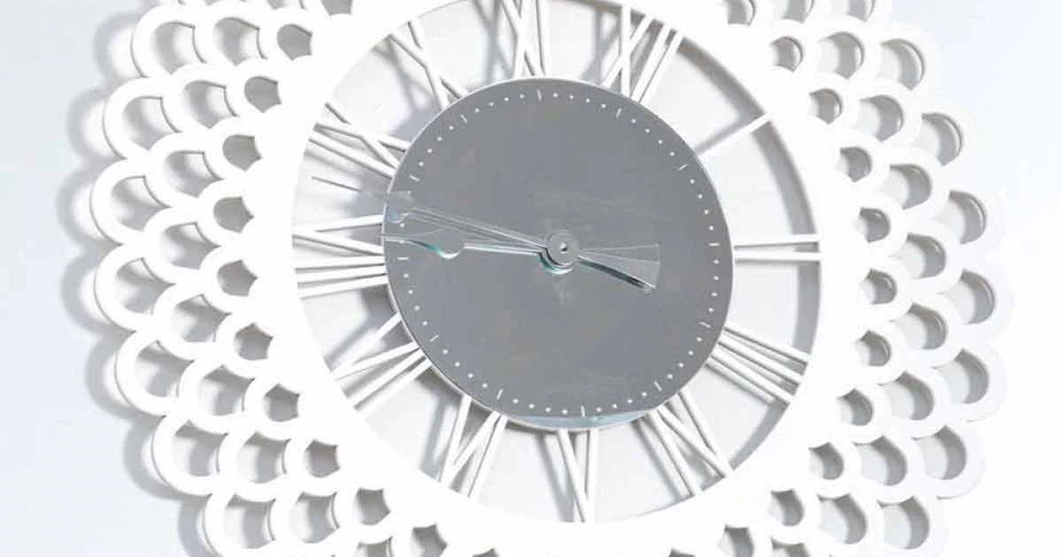 Orologio a Muro in Legno Bianco Design Floreale Grande e Moderno - Gerbera