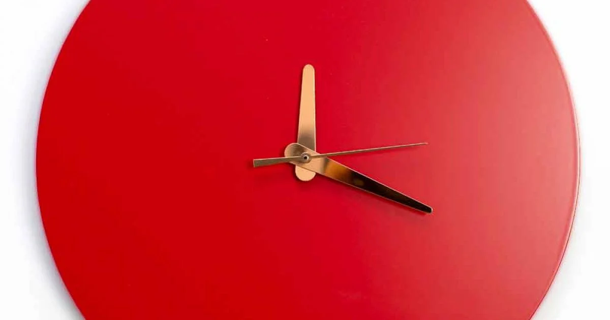 Orologio a Muro Rosso dal Design Italiano Rotondo e Moderno in Legno - Callisto