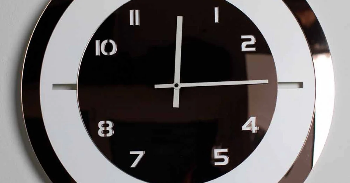Orologio a Parete in Legno Bianco e Decori Bronzo di Design Moderno - Mavia