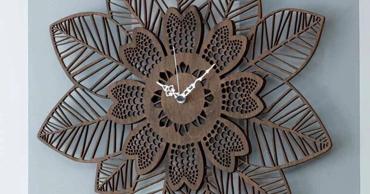 Orologio a Parete in Legno Chiaro o Scuro dal Design Moderno a Fiore - Aquilegia