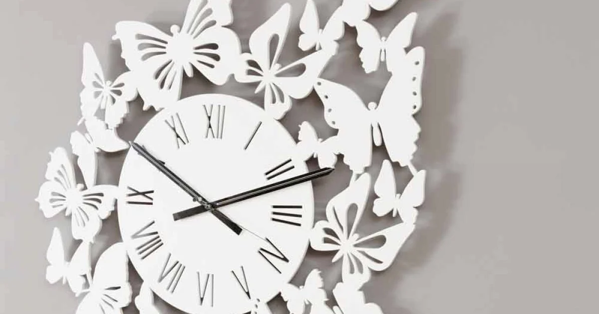 Orologio a Parete Legno Colorato Design Moderno Decorato con Farfalle - Papilio