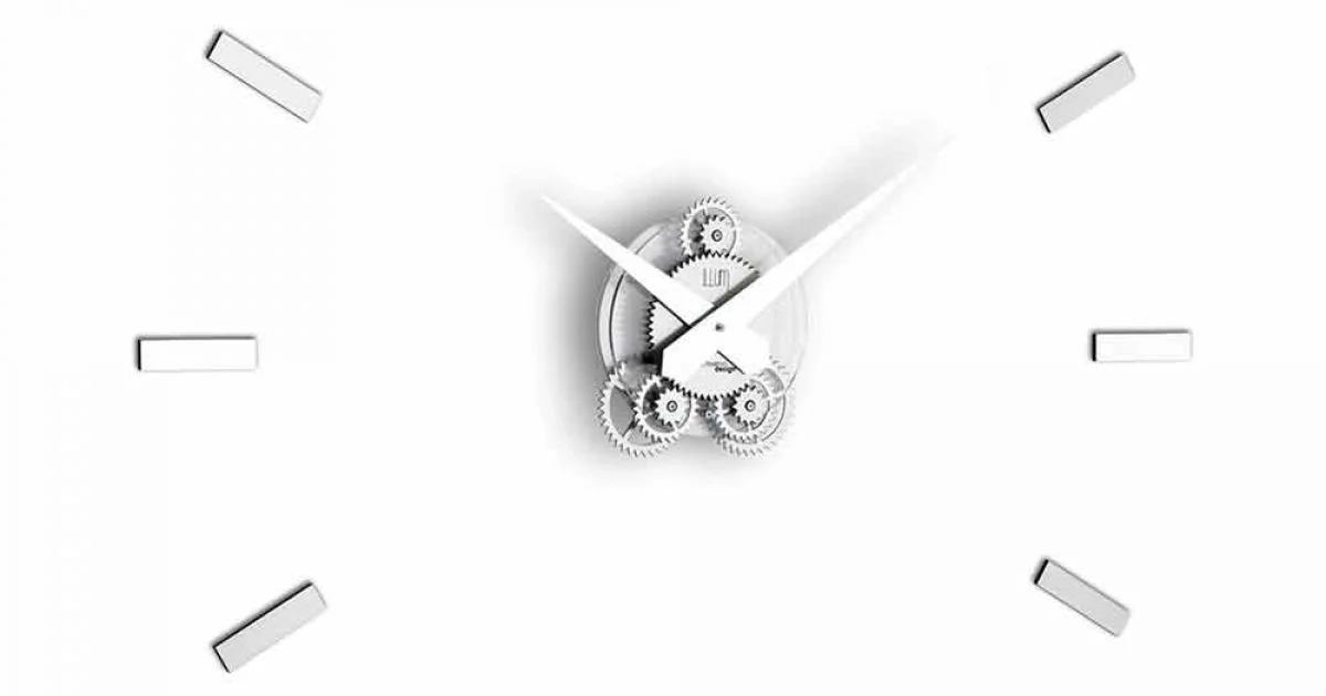 Orologio da parete Baba, disponibile nei colori metal, wengè e noce canaletto
